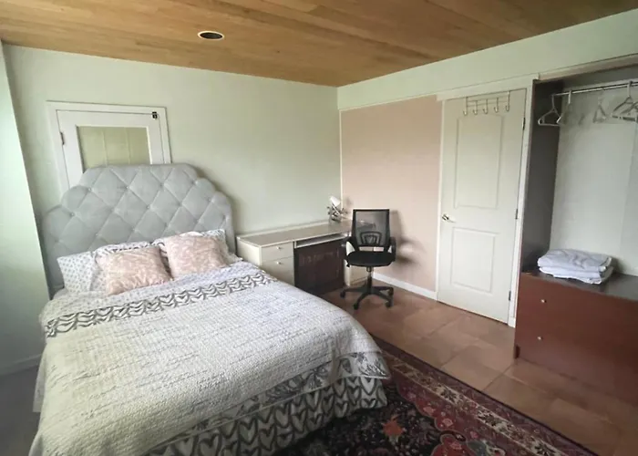 Guesthouse In West Vancouver